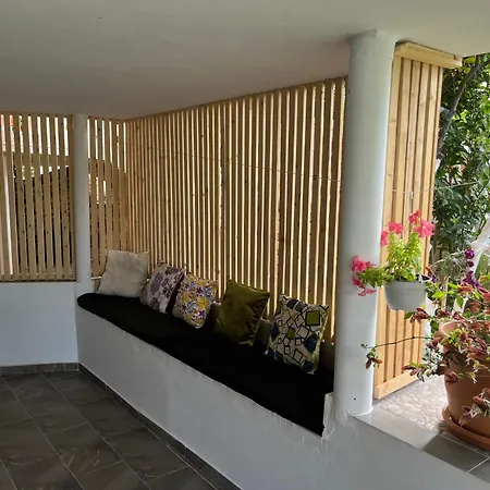 Laura Гостевой дом Ксамил