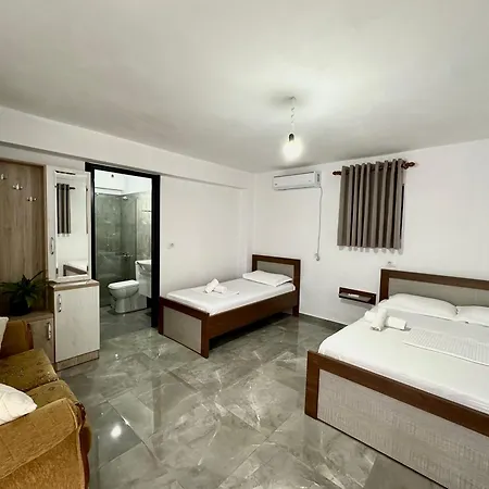 Laura Гостевой дом Ксамил